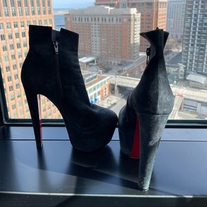 Selling this almost new Christian Louboutin boots size 37,5 I barely used